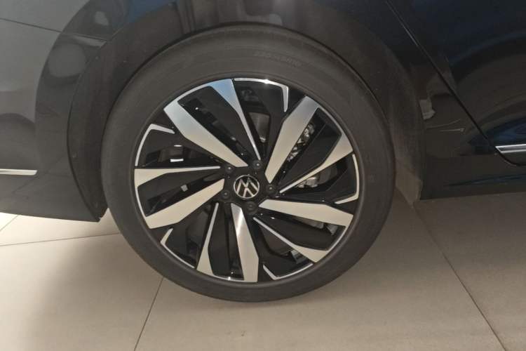 Used Volkswagen Passat 2025 Outstanding Model 380TSI Dragon Glory Edition Right Rear Wheel Hub