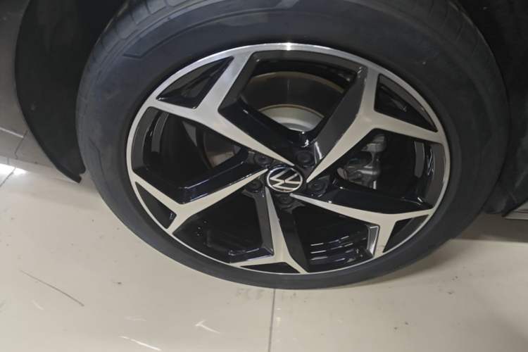 Used Volkswagen Passat 2025 Outstanding Model 330TSI Starry Elite Edition Right Rear Wheel Hub