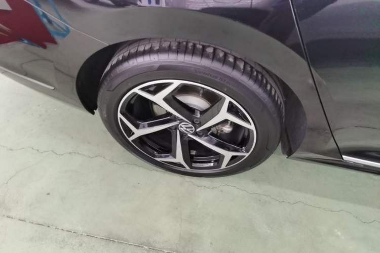 Used Volkswagen Passat 2025 Outstanding Model 380TSI Starry Dragon Edition Right Rear Wheel Hub