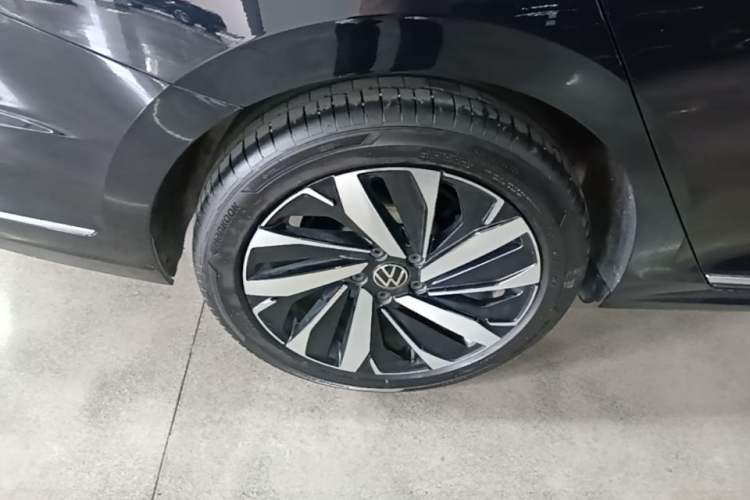 Used Volkswagen Passat 2025 Outstanding Model 380TSI Dragon Glory Edition Right Rear Wheel Hub