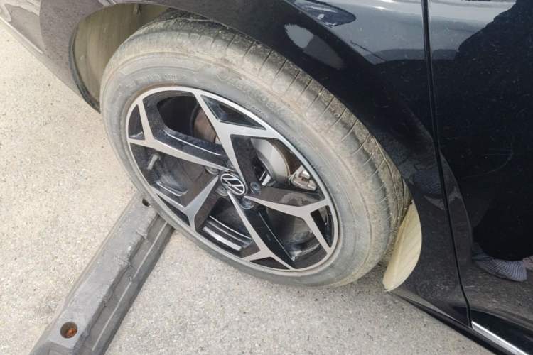 Used Volkswagen Passat 2025 Outstanding Model 380TSI Starry Dragon Glorious Edition Right Rear Wheel Hub