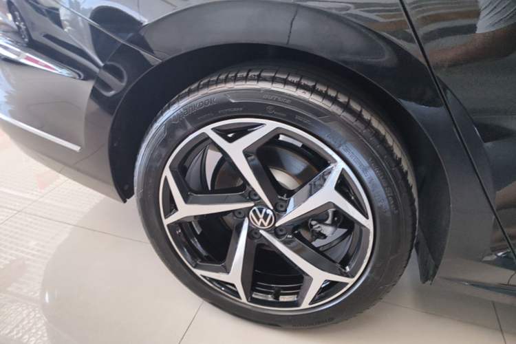 Used Volkswagen Passat 2025 Outstanding Model 380TSI Starry Dragon Edition Right Rear Wheel Hub