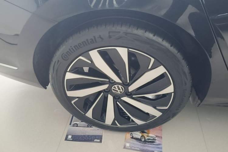 Used Volkswagen Passat 2025 Outstanding Model 380TSI Dragon Glory Edition Right Rear Wheel Hub