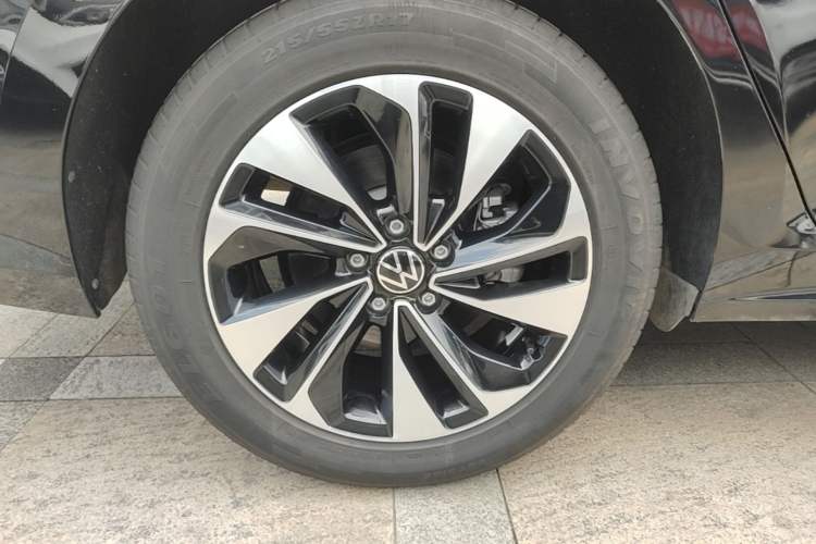 Used Volkswagen Passat 2025 Outstanding Model 280TSI Business Edition Right Rear Wheel Hub