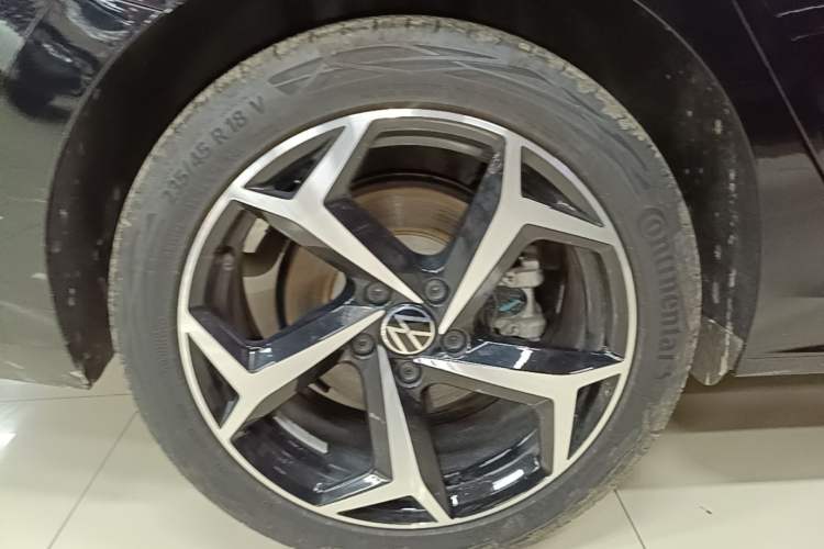 Used Volkswagen Passat 2025 Outstanding Model 380TSI Starry Dragon Glorious Edition Right Rear Wheel Hub