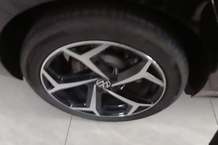 Used Volkswagen Passat 2025 Outstanding Model 380TSI Starry Dragon Edition Right Rear Wheel Hub
