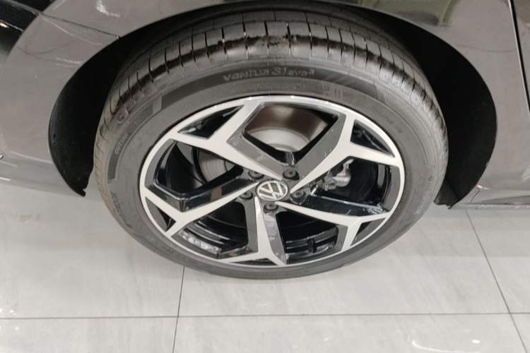 Used Volkswagen Passat 2025 Outstanding Model 380TSI Starry Dragon Edition Right Rear Wheel Hub