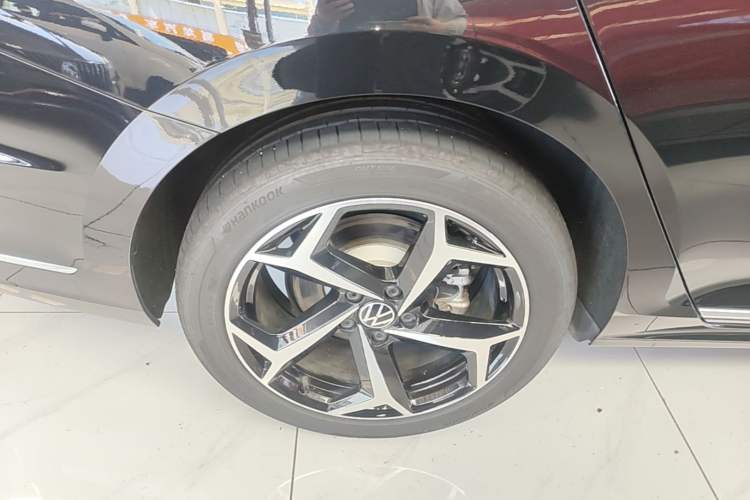 Used Volkswagen Passat 2025 Outstanding Model 330TSI Starry Elite Edition Right Rear Wheel Hub