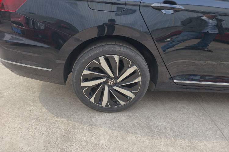 Used Volkswagen Passat 2025 Outstanding Model 330TSI Starry Elite Edition Right Rear Wheel Hub