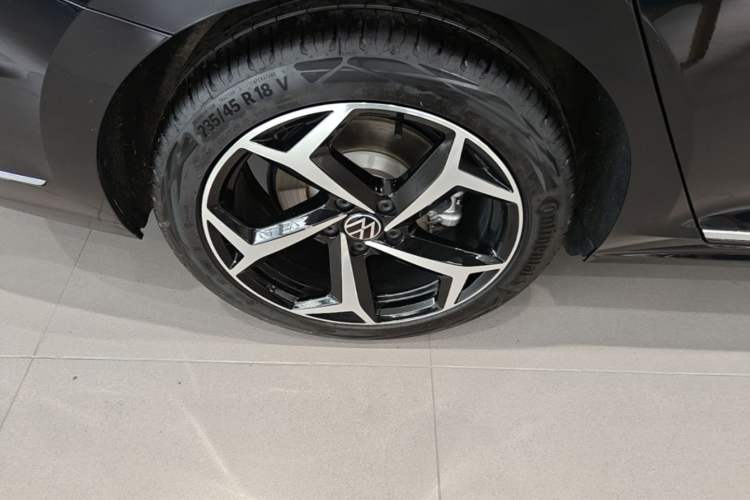 Used Volkswagen Passat 2025 Outstanding Model 380TSI Starry Dragon Glorious Edition Right Rear Wheel Hub
