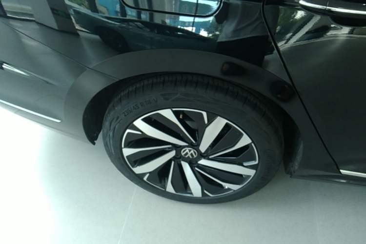Used Volkswagen Passat 2025 Outstanding Model 380TSI Dragon Glory Edition Right Rear Wheel Hub