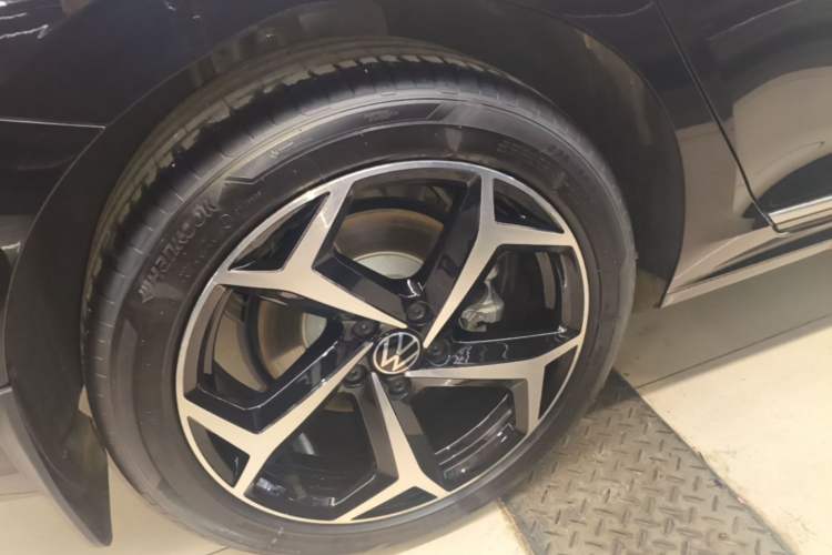 Used Volkswagen Passat 2025 Outstanding Model 380TSI Starry Dragon Edition Right Rear Wheel Hub