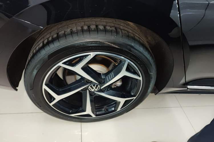 Used Volkswagen Passat 2025 Outstanding Model 330TSI Starry Elite Edition Right Rear Wheel Hub