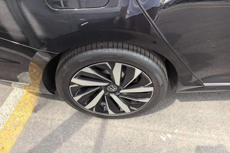 Used Volkswagen Passat 2025 Premium Version 380TSI Dragon Edition Right Rear Wheel Hub