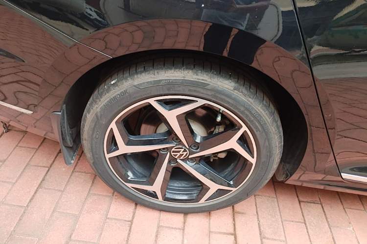 Used Volkswagen Passat 2025 Outstanding Model 380TSI Starry Dragon Edition Right Rear Wheel Hub