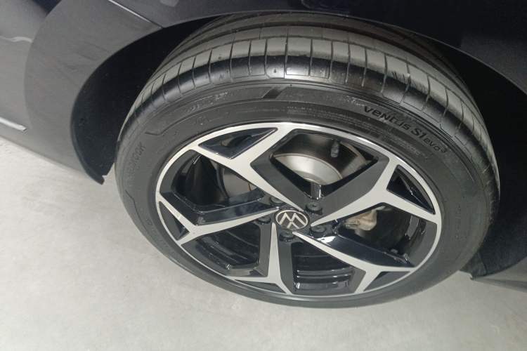Used Volkswagen Passat 2025 Outstanding Model 380TSI Starry Dragon Edition Right Rear Wheel Hub