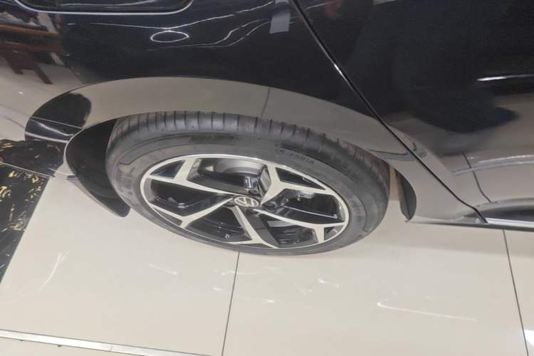 Used Volkswagen Passat 2025 Outstanding Model 380TSI Starry Dragon Edition Right Rear Wheel Hub