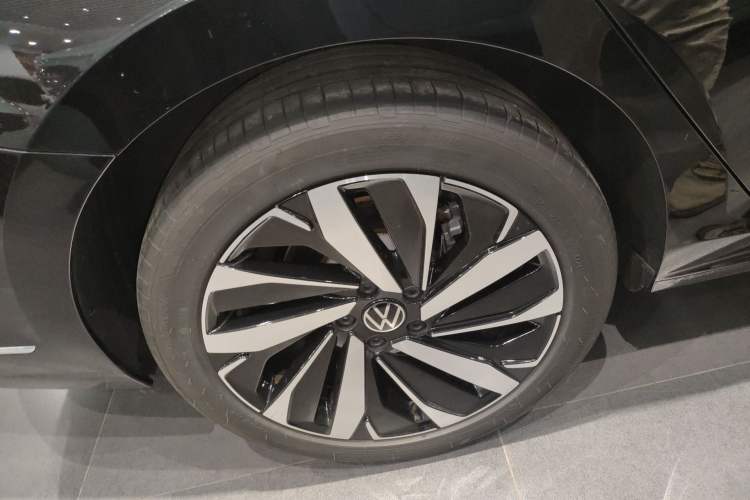 Used Volkswagen Passat 2025 Outstanding Model 380TSI Dragon Glory Edition Right Rear Wheel Hub
