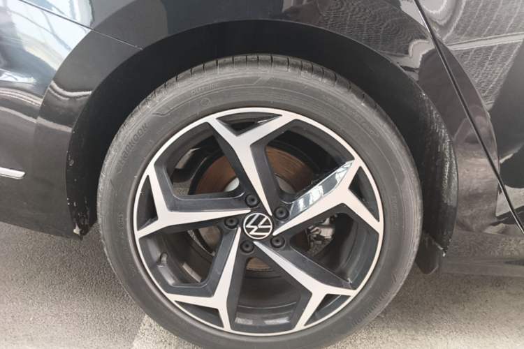 Used Volkswagen Passat 2025 Outstanding Model 380TSI Starry Dragon Glorious Edition Right Rear Wheel Hub
