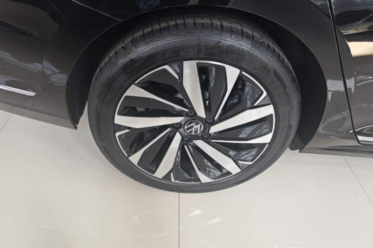 Used Volkswagen Passat 2025 Outstanding Model 380TSI Dragon Glory Edition Right Rear Wheel Hub