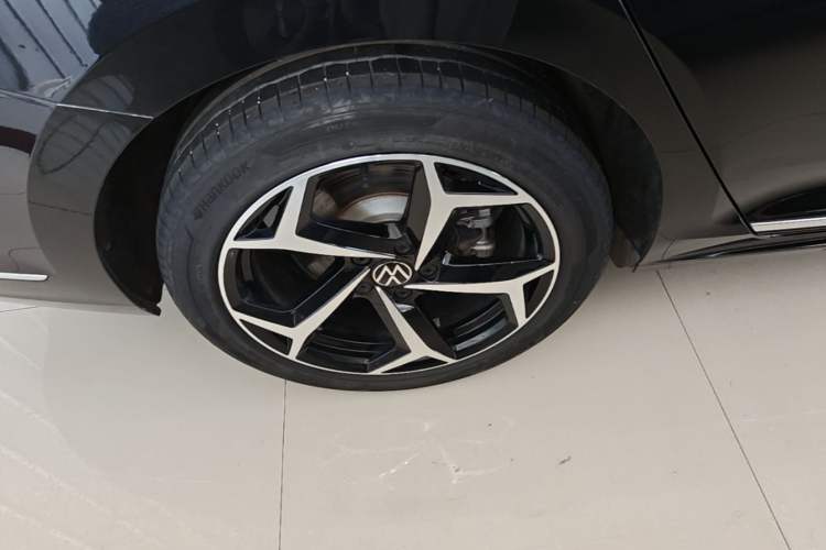 Used Volkswagen Passat 2025 Outstanding Model 330TSI Starry Elite Edition Right Rear Wheel Hub