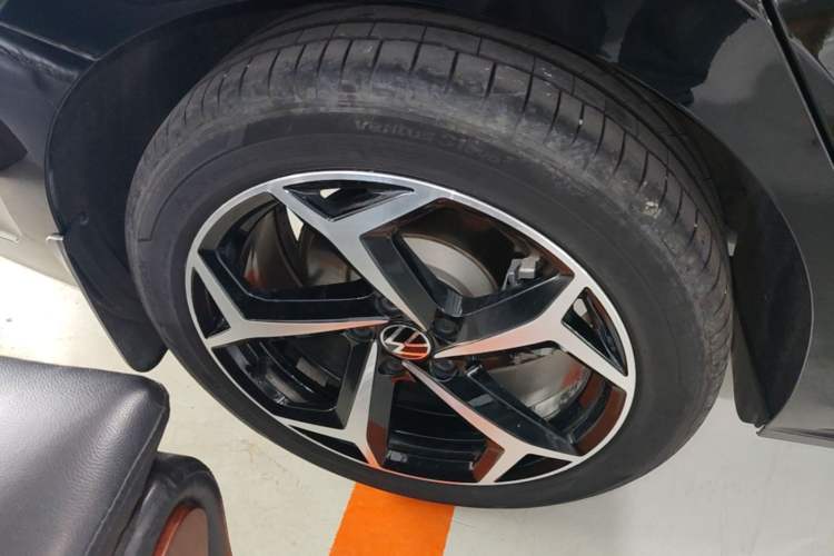 Used Volkswagen Passat 2025 Outstanding Model 330TSI Starry Elite Edition Right Rear Wheel Hub
