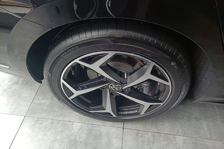 Used Volkswagen Passat 2025 Outstanding Model 380TSI Starry Dragon Edition Right Rear Wheel Hub