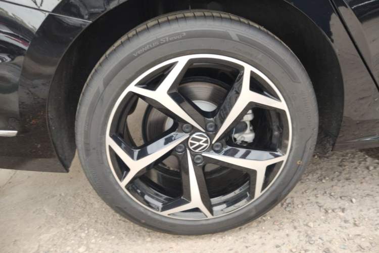 Used Volkswagen Passat 2025 Outstanding Model 380TSI Starry Dragon Glorious Edition Right Rear Wheel Hub