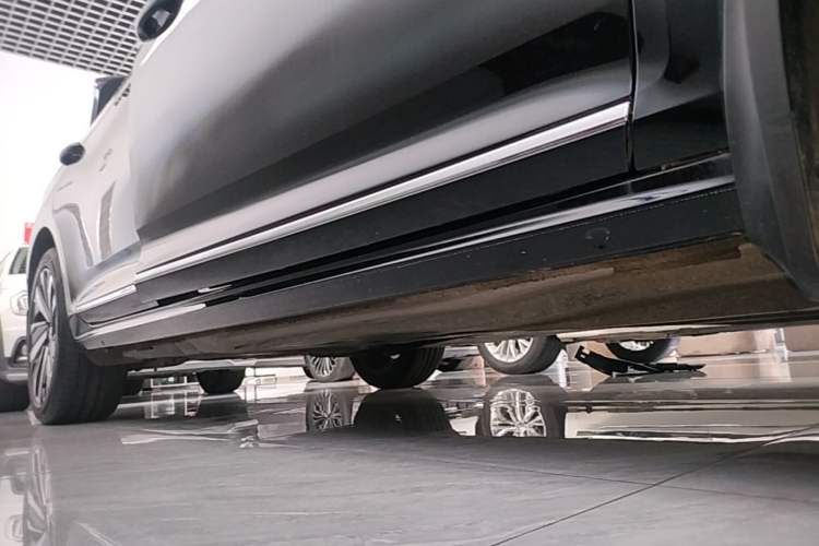 Used Volkswagen Passat 2025 Premium Version 380TSI Dragon Edition Right Side Sill