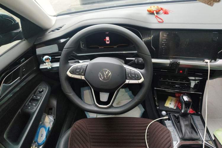 Used Volkswagen Passat 2025 Outstanding Model 330TSI Elite Edition Steering Wheel