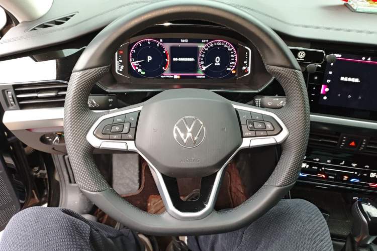 Used Volkswagen Passat 2025 Outstanding Model 380TSI Dragon Glory Edition Steering Wheel