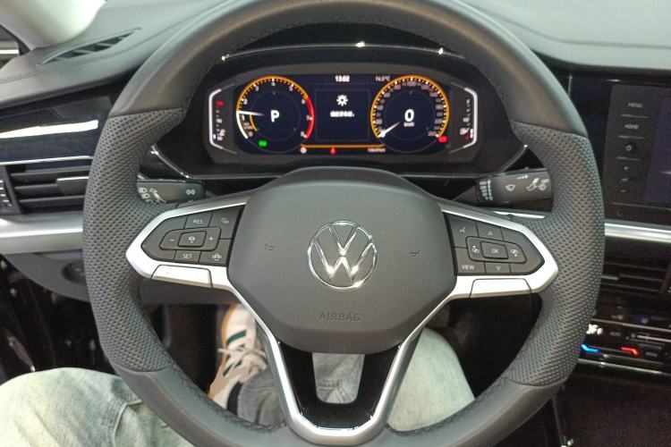 Used Volkswagen Passat 2025 Premium Version 380TSI Dragon Edition Steering Wheel
