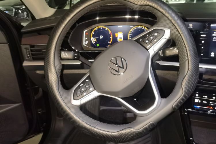 Used Volkswagen Passat 2025 Outstanding Model 330TSI Starry Elite Edition Steering Wheel