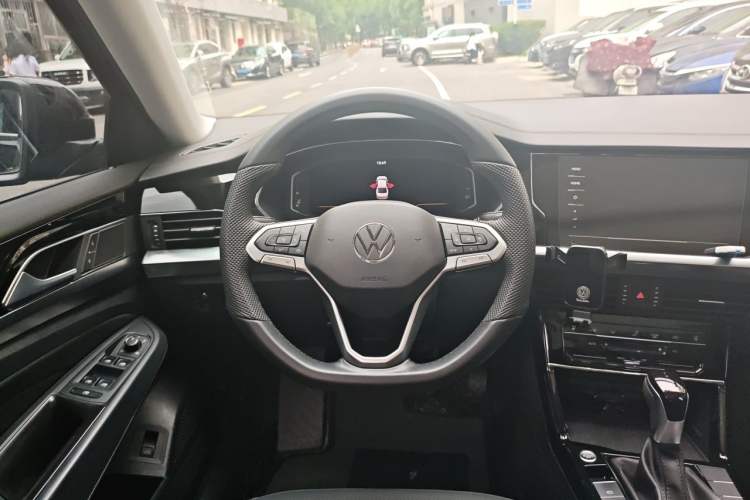 Used Volkswagen Passat 2025 Outstanding Model 330TSI Elite Edition Steering Wheel