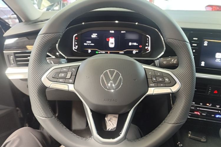 Used Volkswagen Passat 2025 Outstanding Model 330TSI Starry Elite Edition Steering Wheel