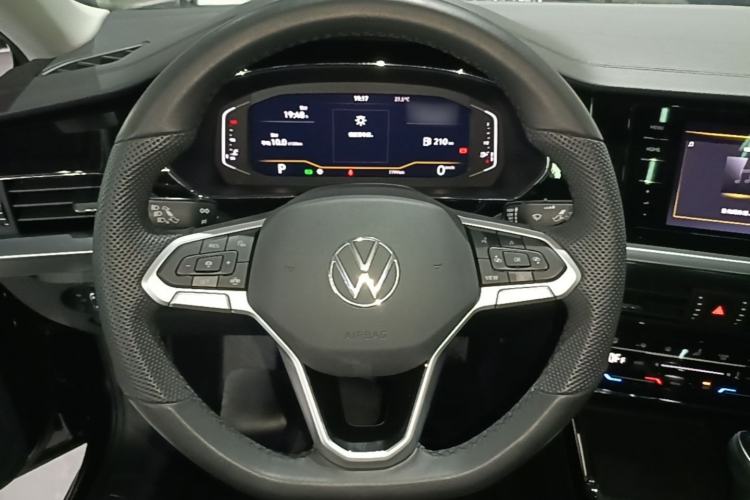 Used Volkswagen Passat 2025 Outstanding Model 330TSI Starry Elite Edition Steering Wheel