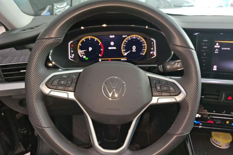 Used Volkswagen Passat 2025 Outstanding Model 330TSI Starry Elite Edition Steering Wheel