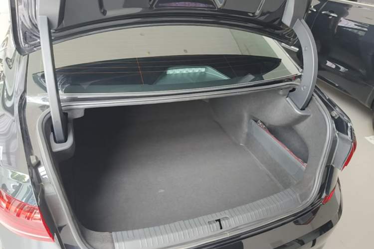 Used Volkswagen Passat 2025 Outstanding Model 380TSI Dragon Glory Edition Trunk