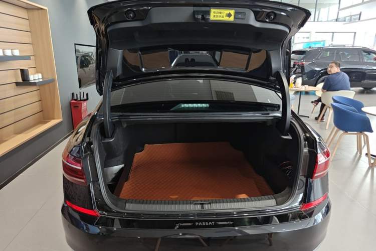 Used Volkswagen Passat 2025 Outstanding Model 380TSI Starry Dragon Glorious Edition Trunk