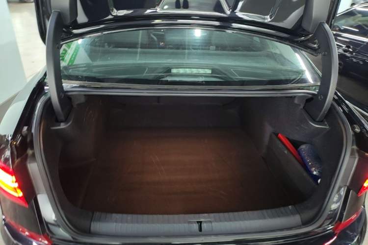 Used Volkswagen Passat 2025 Outstanding Model 330TSI Starry Elite Edition Trunk