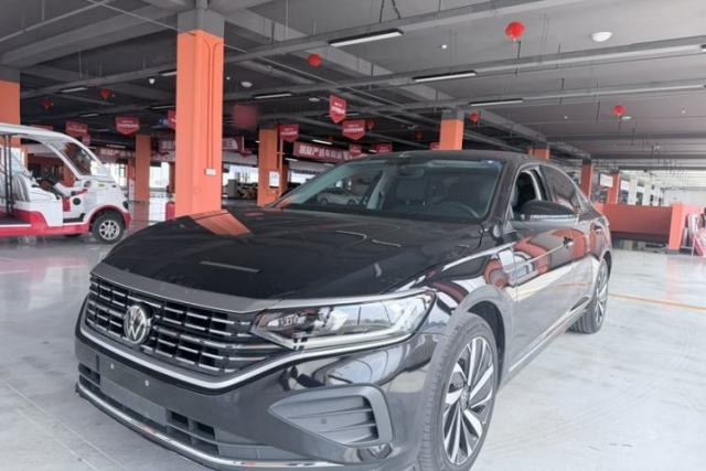 Ojetý Volkswagen Passat 2025 Premium Version 380TSI Dragon Edition