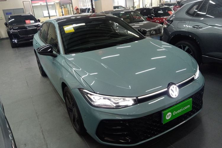 Used Volkswagen Passat 2025 Pro 380TSI Starry Dragon Luxury Edition Front Right 45 Deg