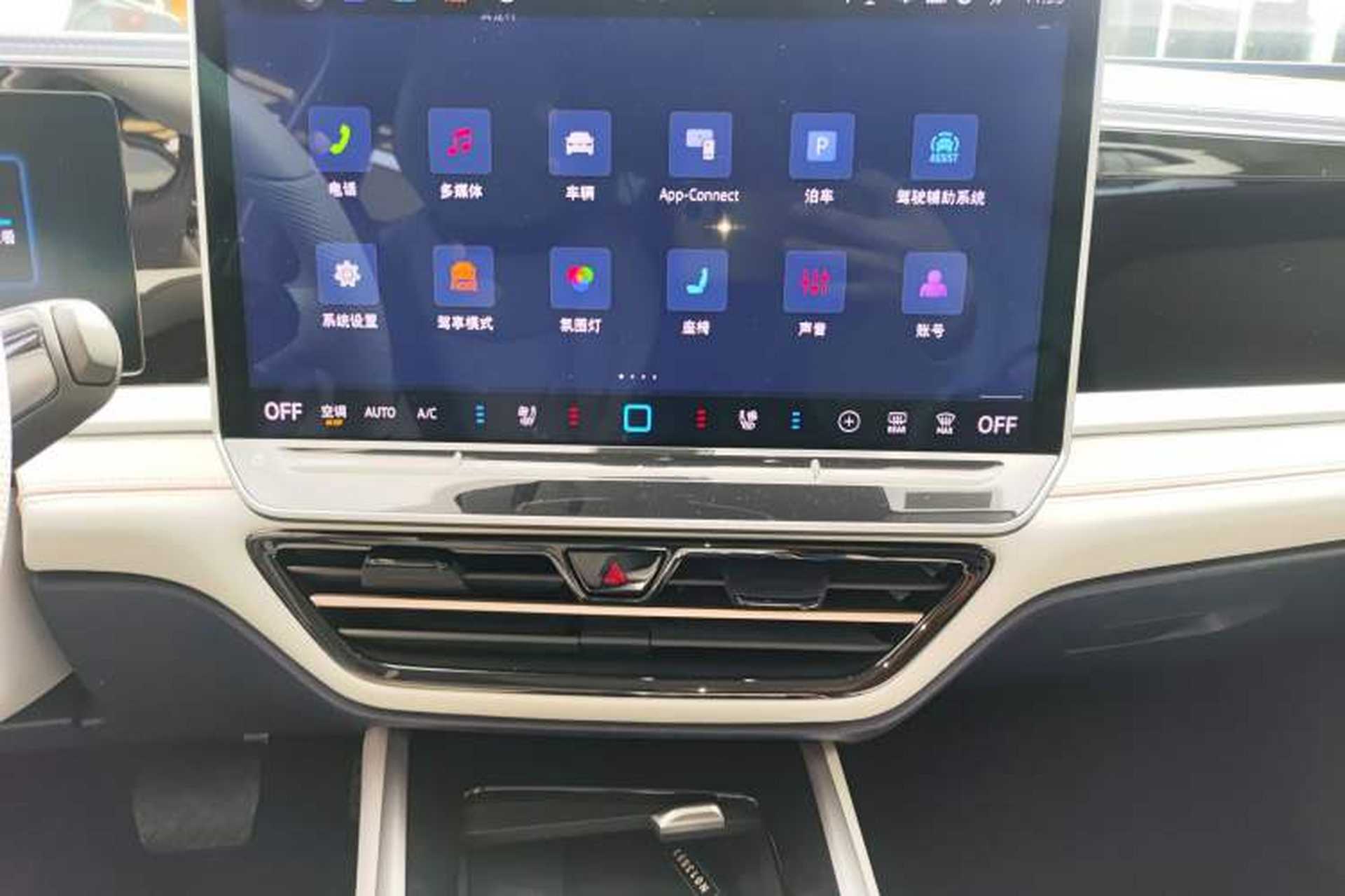 Used Volkswagen Passat 2025 Pro 380TSI Dragon Supreme Edition Audio And AC Panel