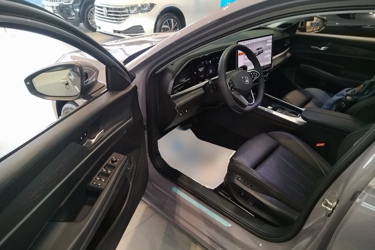 Used Volkswagen Passat 2025 Pro 380TSI Dragon Supreme Edition Driver Seat