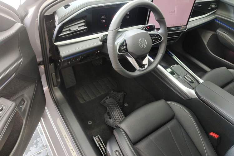 Used Volkswagen Passat 2025 Pro 380TSI Dragon Supreme Edition Driver Seat