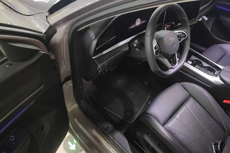 Used Volkswagen Passat 2025 Pro 380TSI Dragon Supreme Edition Driver Seat