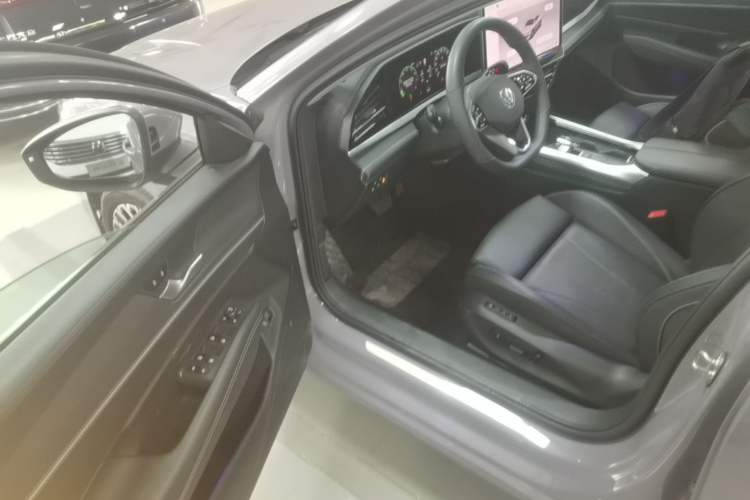 Used Volkswagen Passat 2025 Pro 380TSI Dragon Supreme Edition Driver Seat