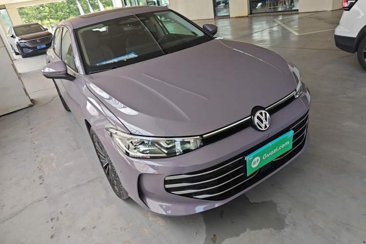 Used Volkswagen Passat 2025 Pro 380TSI Dragon Supreme Edition Front Right 45 Deg