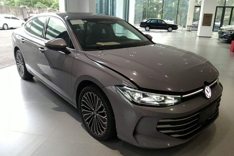 Used Volkswagen Passat 2025 Pro 380TSI Dragon Supreme Edition Front Right 45 Deg