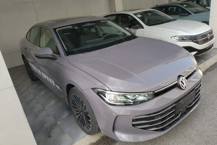 Used Volkswagen Passat 2025 Pro 380TSI Dragon Supreme Edition Front Right 45 Deg